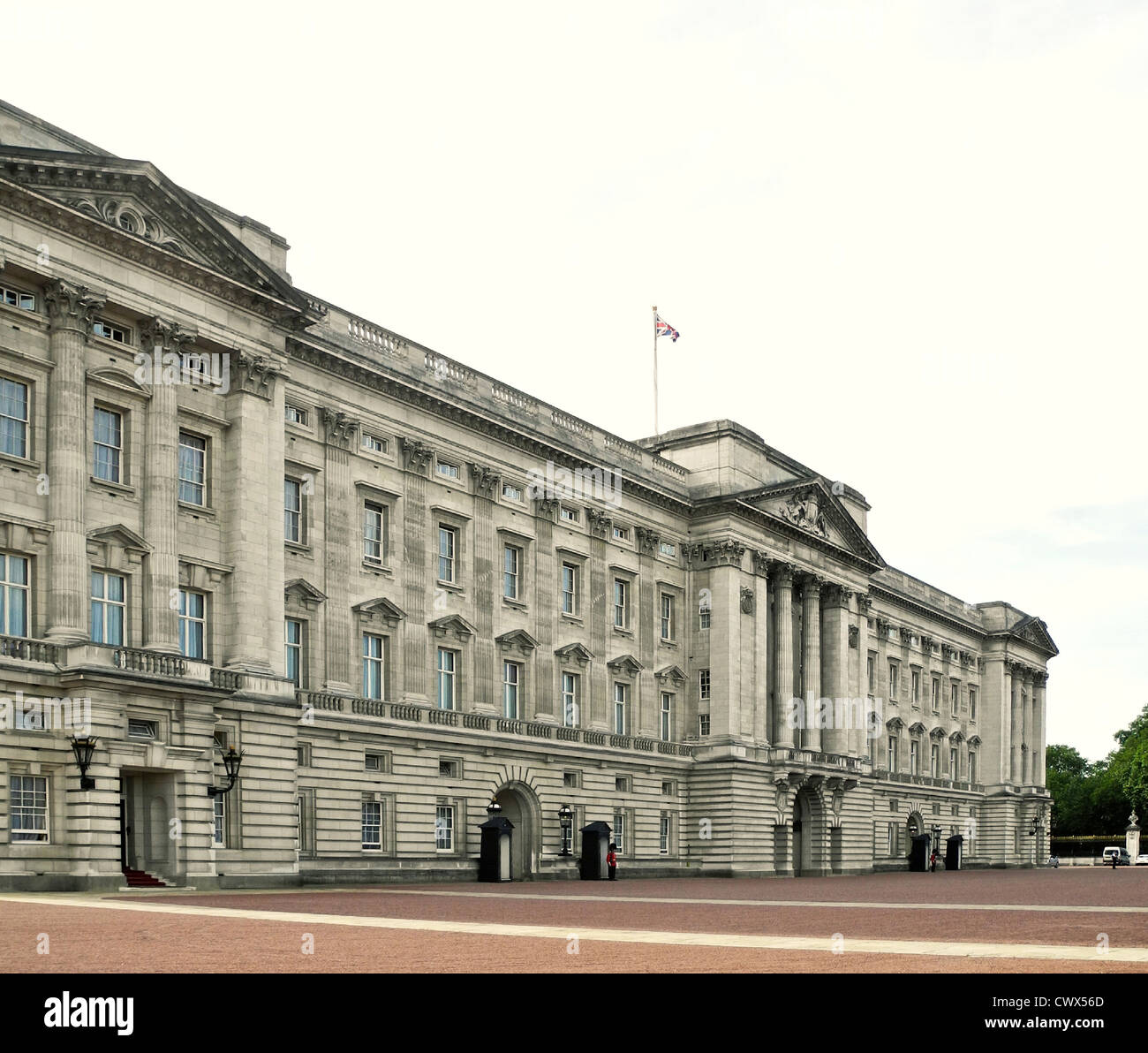 L'avant du palais de Buckingham à Londres, le ciel blanc Banque D'Images