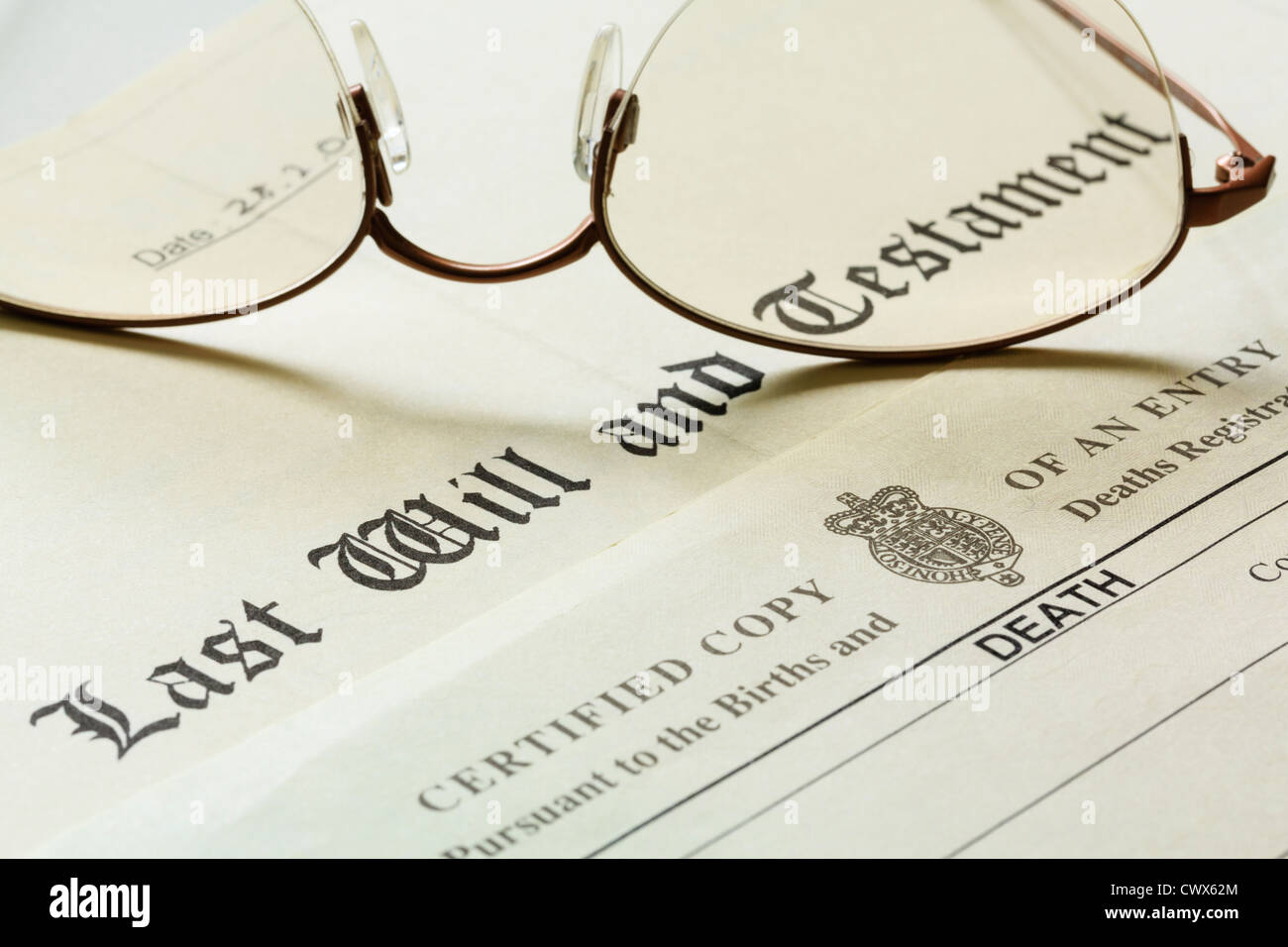 Dernier Testament et testament avec un certificat de décès et une paire de lunettes à bords métalliques. Angleterre Royaume-Uni Grande-Bretagne Banque D'Images