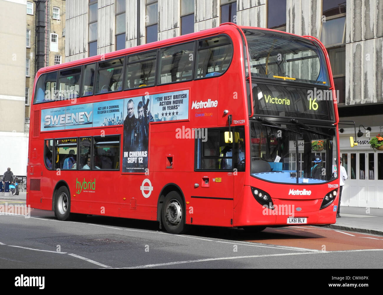 Un double decker bus Londres rouge alimenté par la technologie hybride électrique Banque D'Images