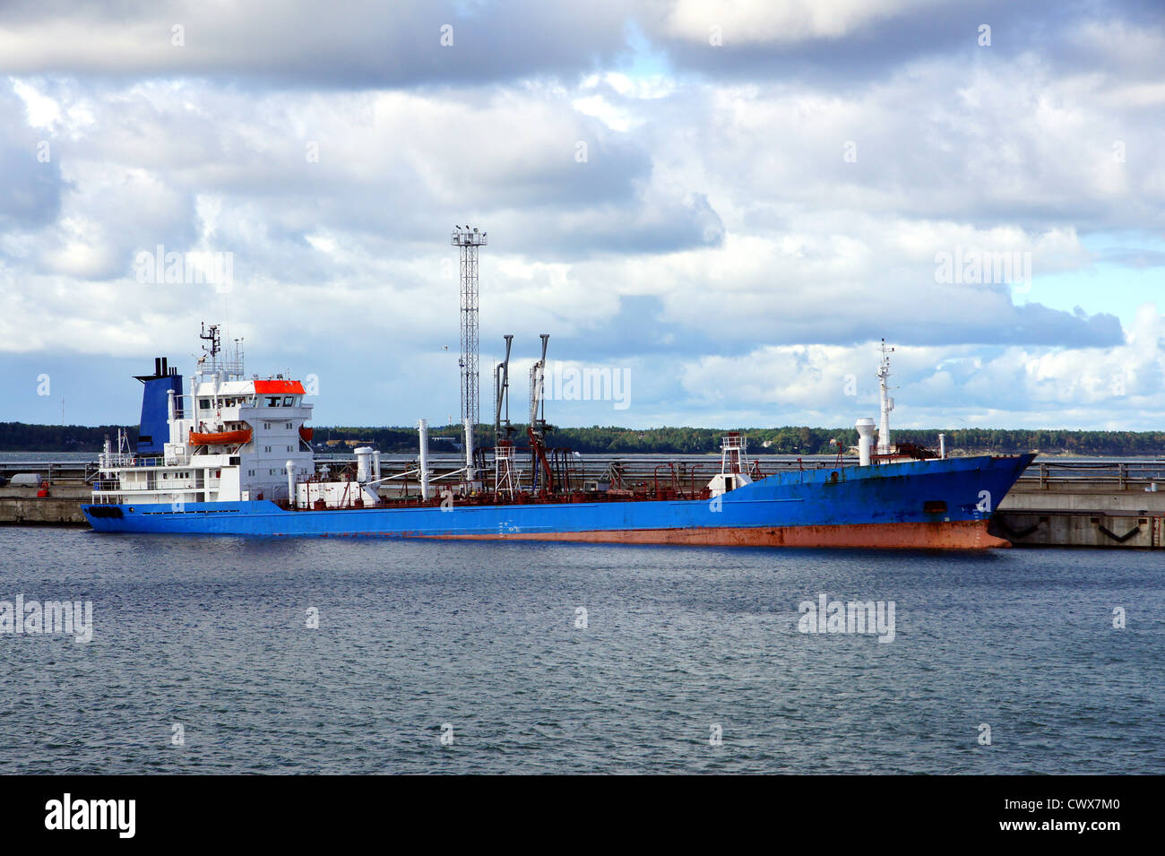 Le pétrolier est amarré dans le port Banque D'Images