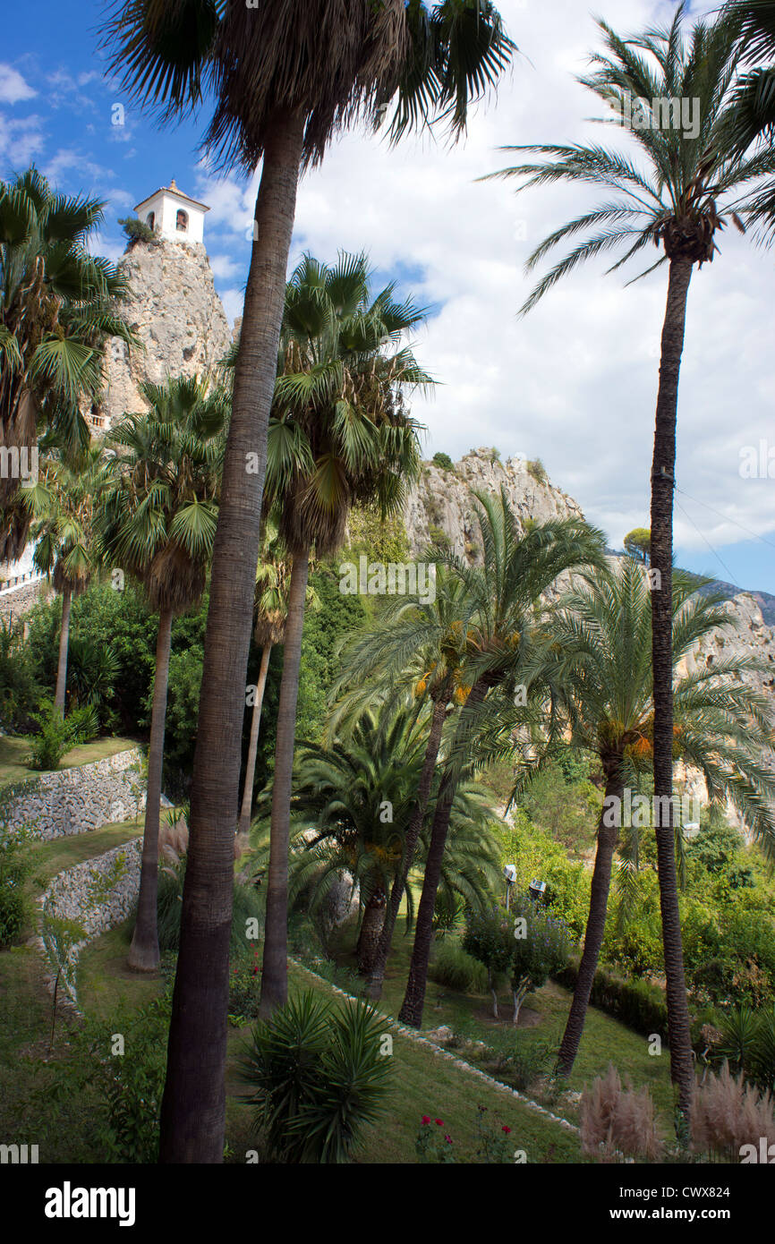 Chambre le rock, plus palmiers Guadalest, Costa Blanca, Espagne Banque D'Images