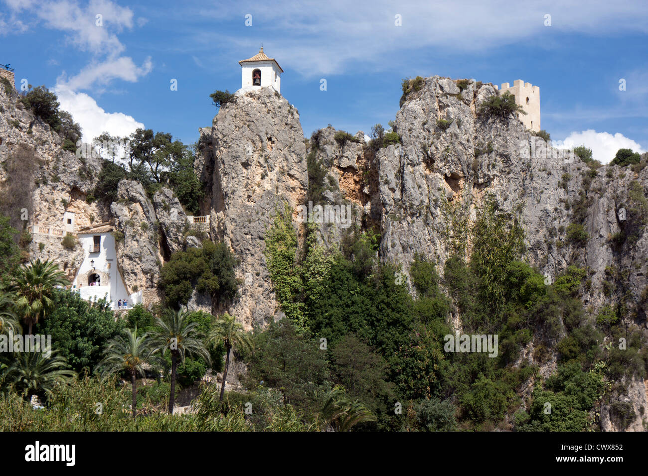 Chambre le rock, plus palmiers Guadalest, Costa Blanca, Espagne Banque D'Images Chambre le rock, plus palmiers Guadalest, Costa Blanca, Espagne Banque D'Images