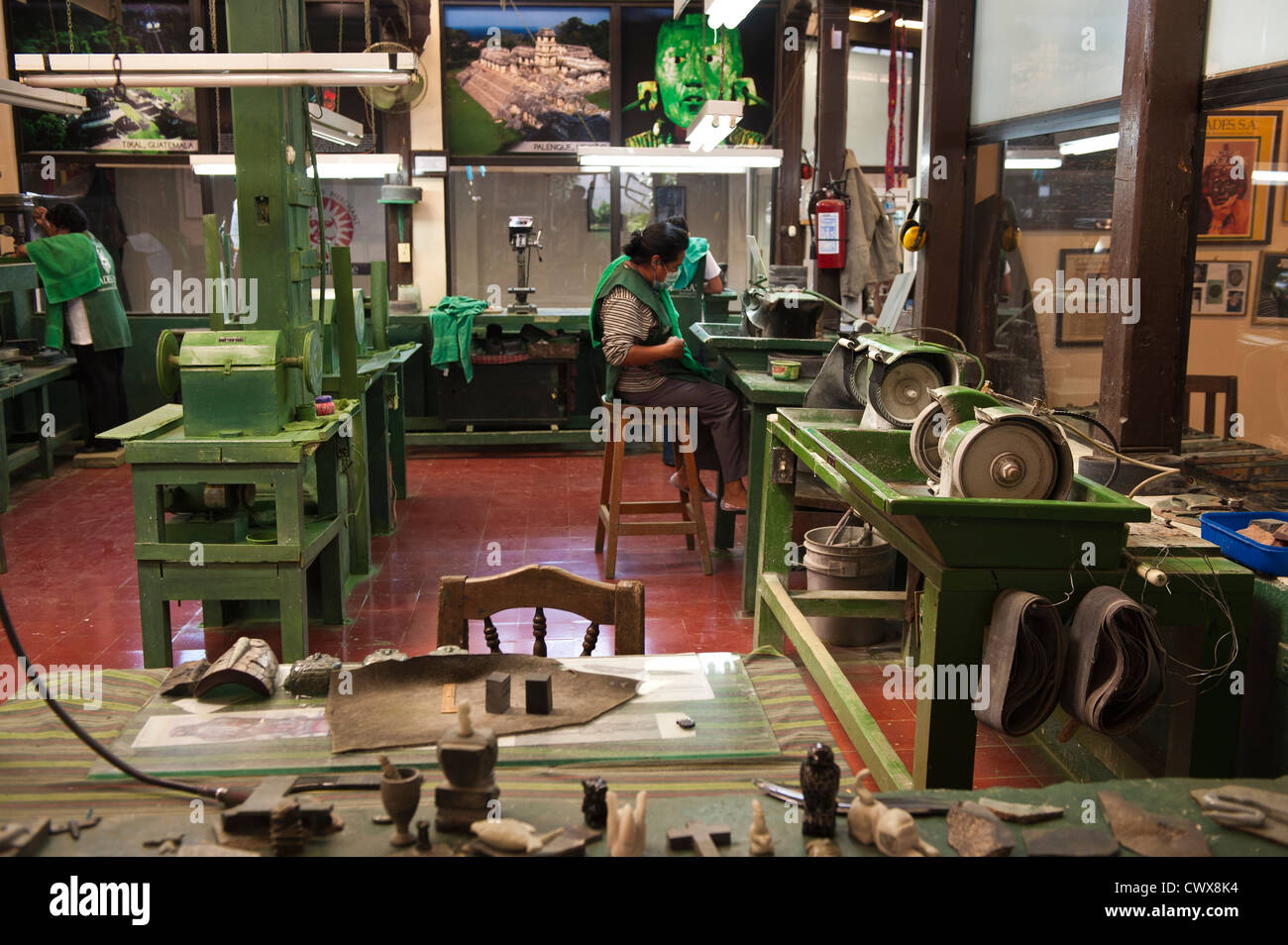 Travailleur de l'usine de jade Jade Jade, Casa del House, musée d'usine et Antigua, Guatemala, Amérique centrale. Banque D'Images