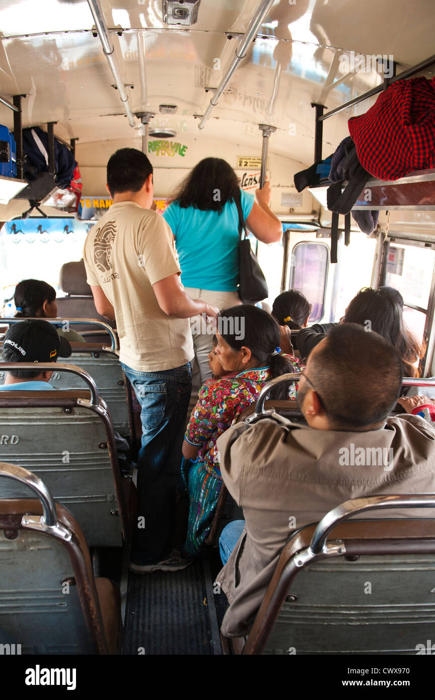 Guatemala, Antigua. Équitation un bus de poulet à Antigua, au Guatemala. Banque D'Images