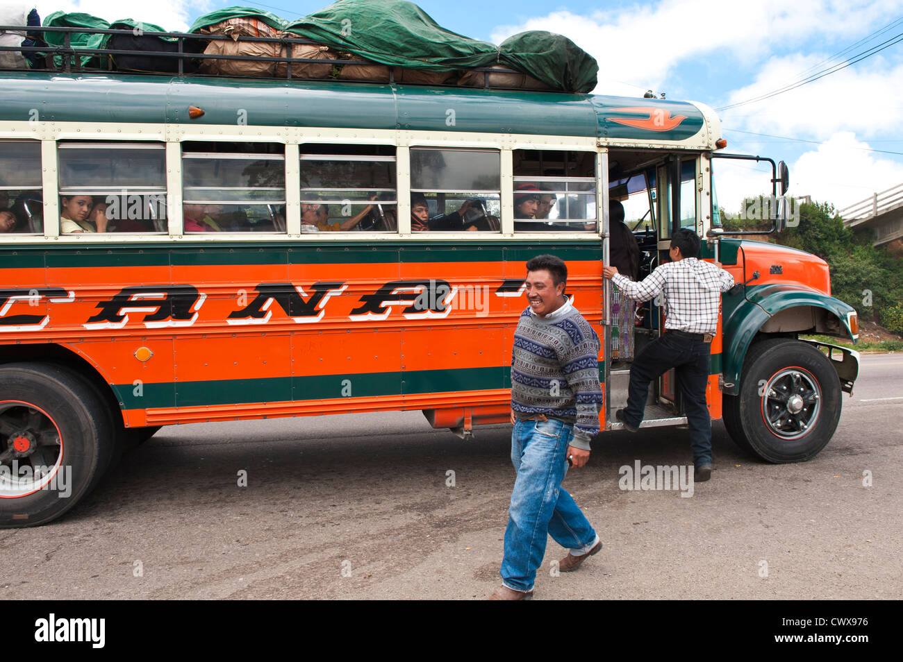 Guatemala, Antigua. Équitation un bus de poulet à Antigua, au Guatemala. Banque D'Images