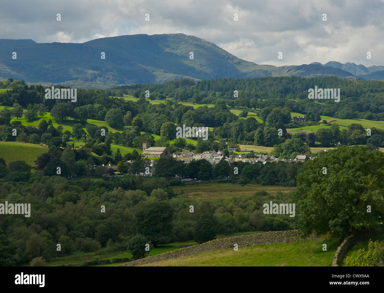 Hawkshead Village et les collines de Coniston, South Lakeland, Parc National de Lake District, Cumbria, Angleterre, Royaume-Uni Banque D'Images