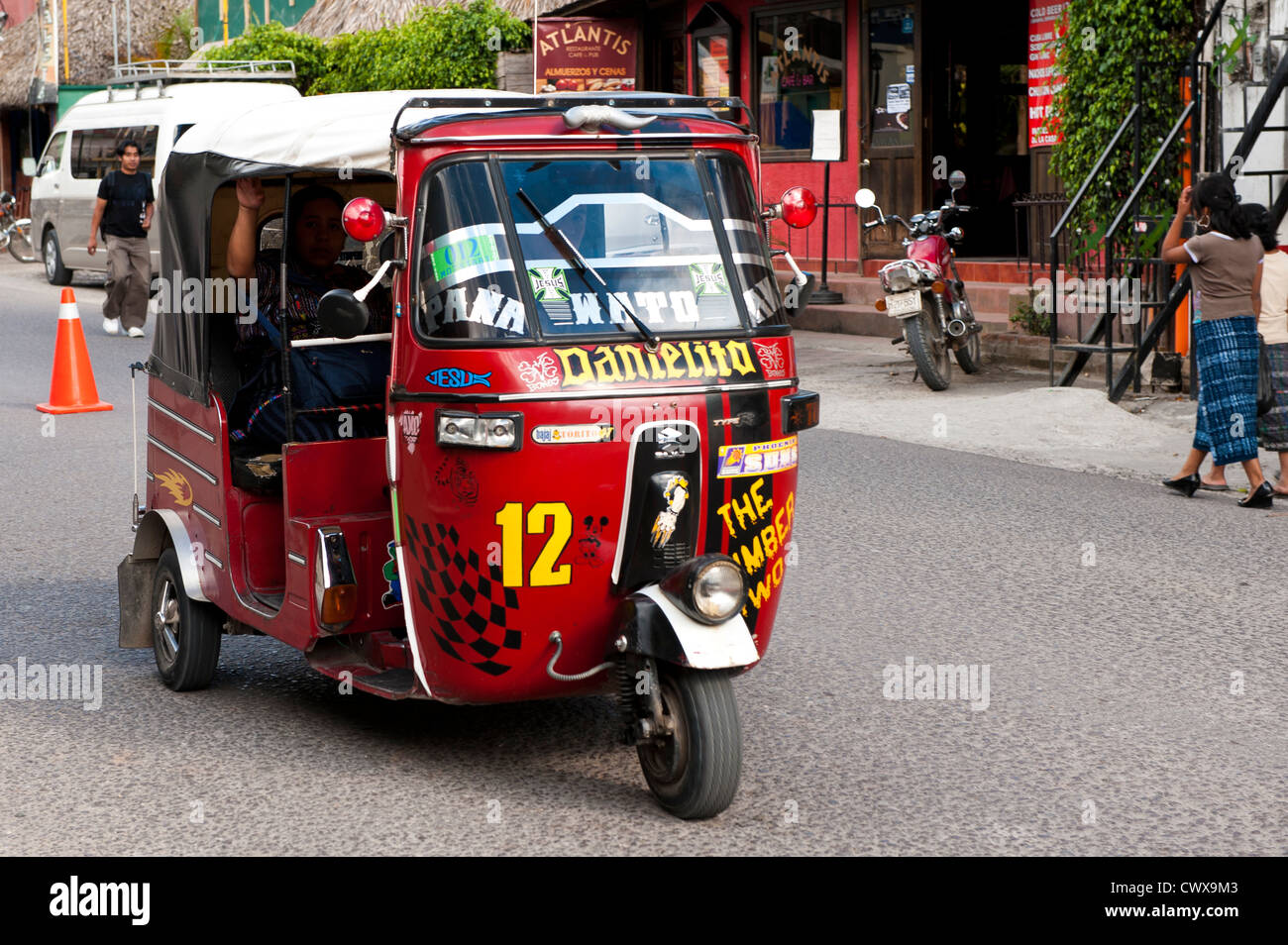 Guatemala, San Juan La Laguna. Un tuk tuk taxi san juan la laguna lago de atitlan lac Atitlan Guatemala. Banque D'Images
