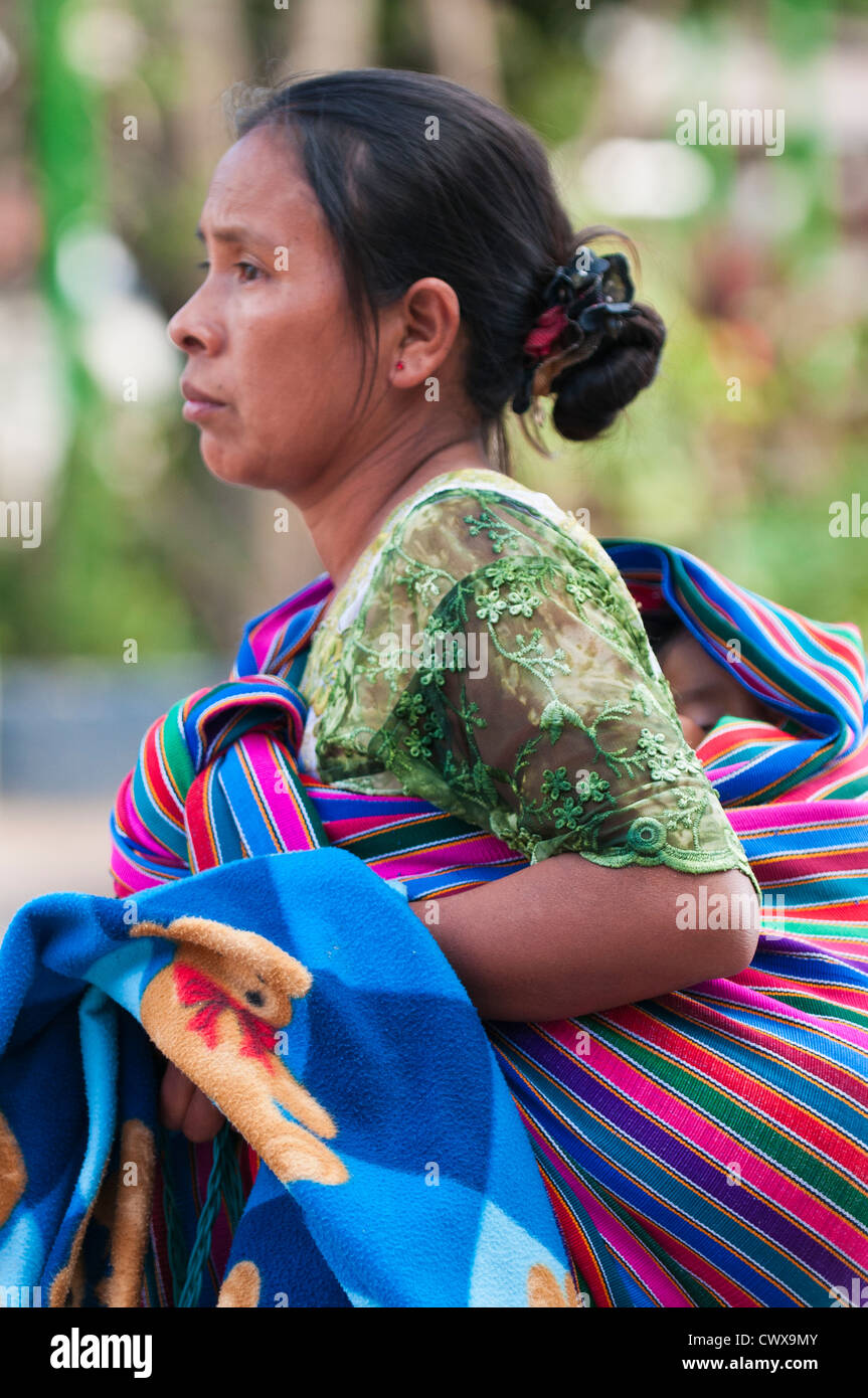 Guatemala, San Juan La Laguna. Femme maya avec bébé dans une couverture sur son dos dans san juan la laguna lago de atitlan Lac Atitlan Banque D'Images