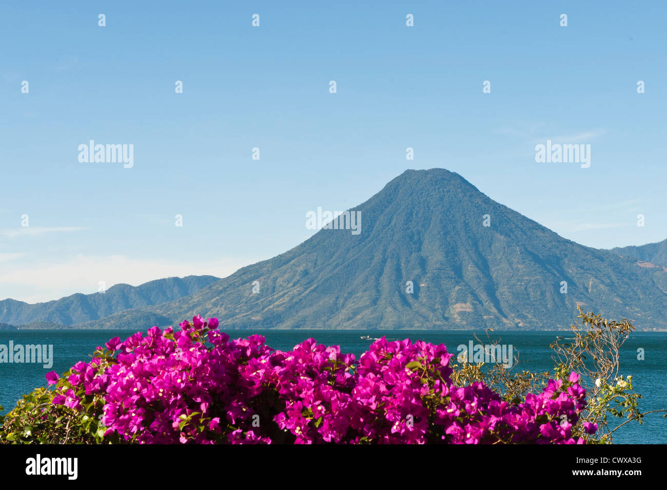 Volcan Toliman et Lago de Atitlan, Lac Atitlan, à partir de hôtel Atitlan, San Juan La Laguna, Guatemala. Banque D'Images