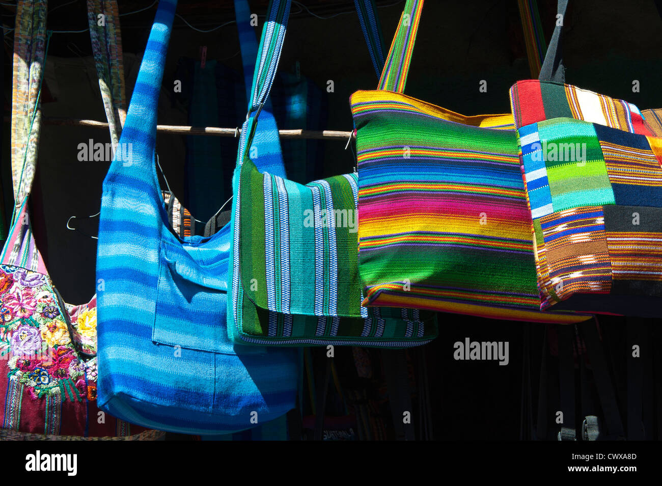 Guatemala, Santiago Atitlan. Des sacs en tissu de souvenirs à Santiago Atitlan, lac Atitlan, Guatemala. Banque D'Images