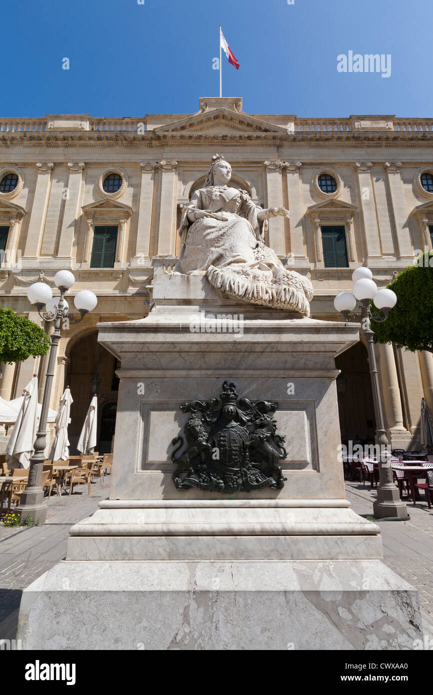 Statue de la reine Victoria à l'extérieur de la Bibliothèque nationale dans la Vallette, la capitale de l'île méditerranéenne de Malte Europe EU Banque D'Images