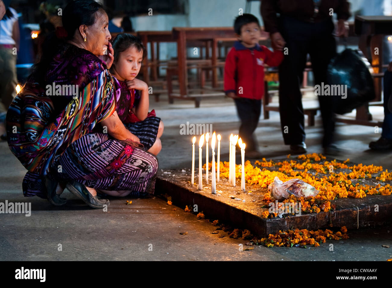 Guatemala, Chichicastenango. Cérémonie maya à l'église de Santo Tomas, st. thomas Chichicastenango, Guatemala. Banque D'Images
