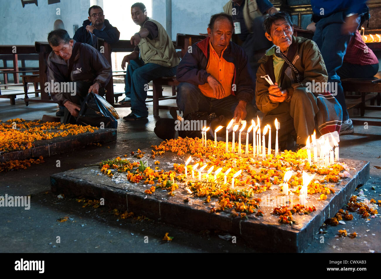 Guatemala, Chichicastenango. Cérémonie maya à l'église de Santo Tomas, st. thomas Chichicastenango, Guatemala. Banque D'Images