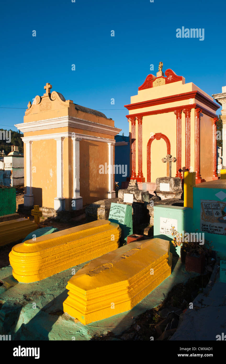 Mausolées et tombes au cimetière, Chichicastenango, Guatemala. Banque D'Images