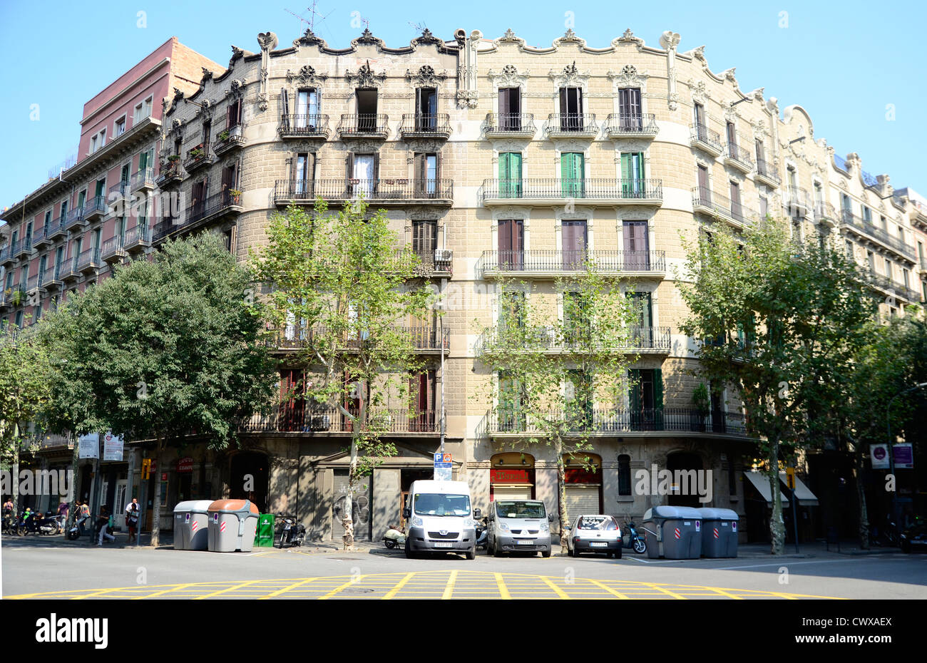 Jumeaux, un bâtiment restauré et un pas dans le même coin en Eixample Barcelona Banque D'Images
