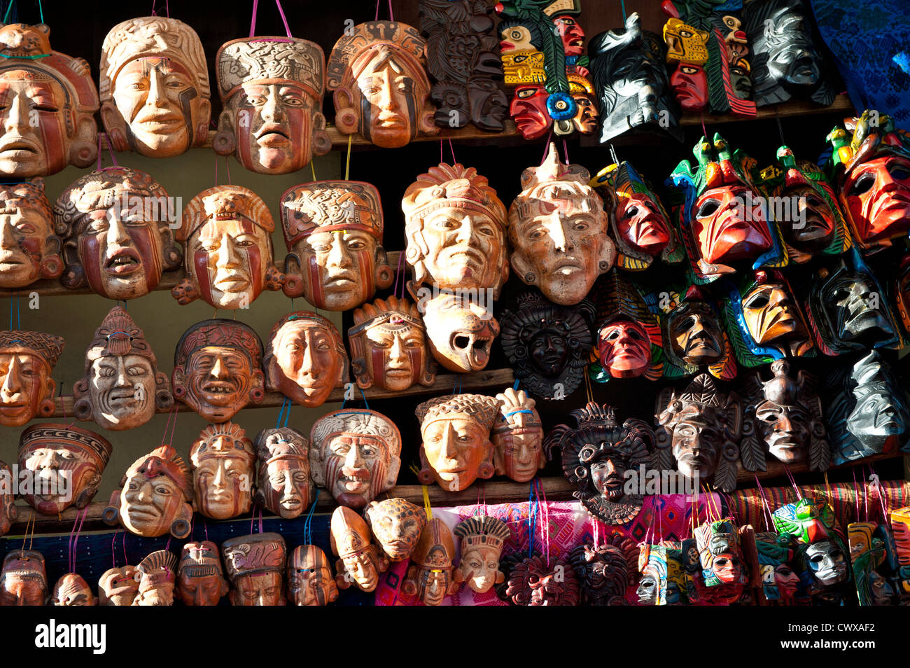 Les masques en bois sculpté du vendeur de masque sur le marché local, Chichicastenango, Guatemala. Banque D'Images