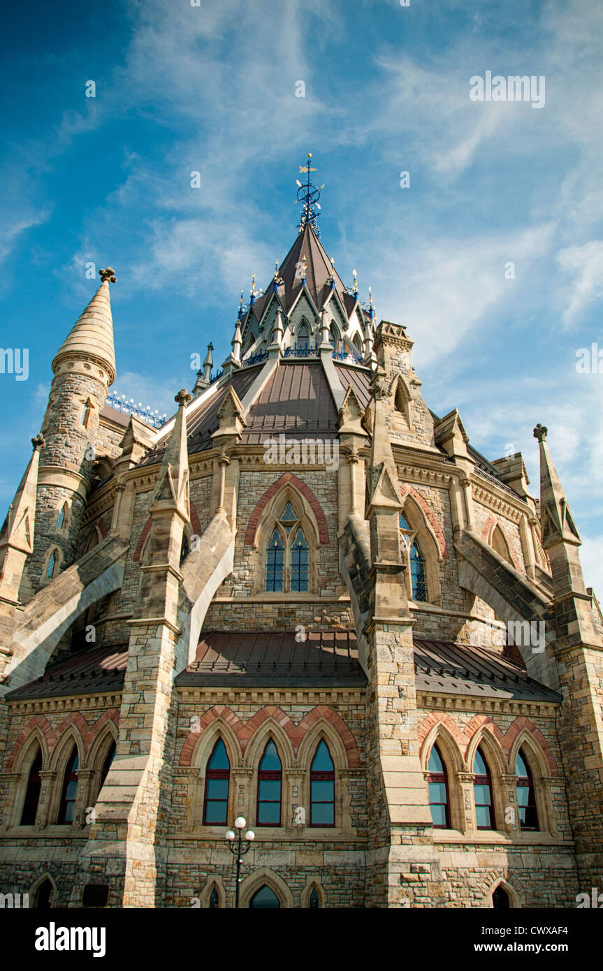 L'extérieur de la Bibliothèque du Parlement, qui fait partie des édifices du Parlement situés sur la Colline du Parlement, à Ottawa, au Canada. Banque D'Images