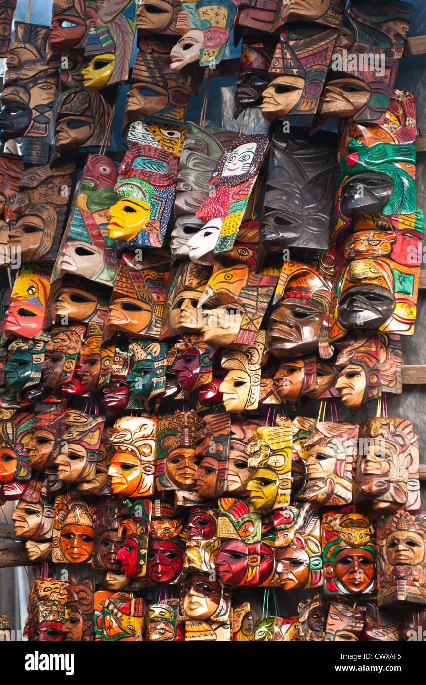 Les masques en bois sculpté du vendeur de masque sur le marché local,  Chichicastenango, Guatemala Photo Stock - Alamy