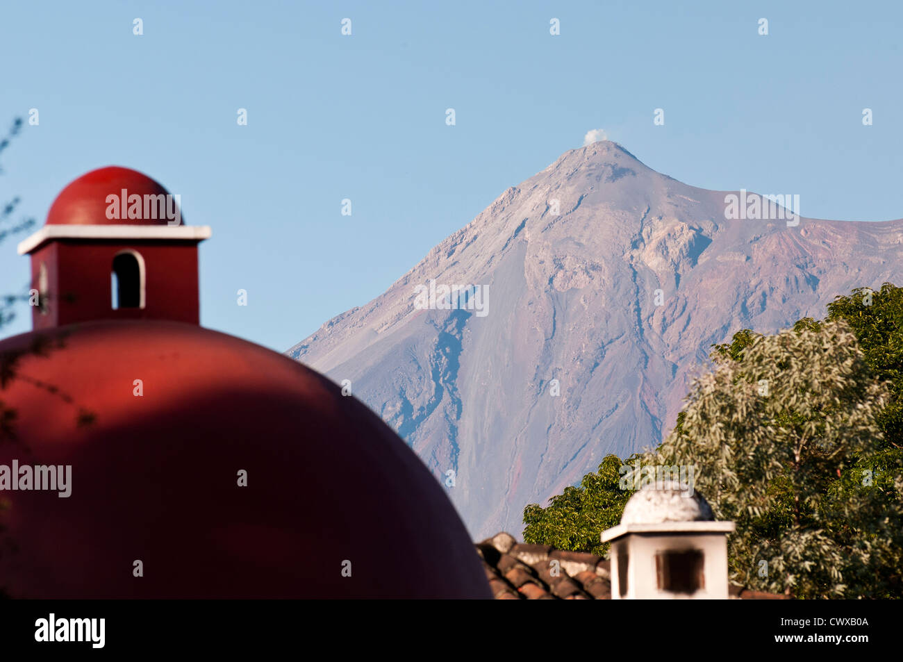 Guatemala, Antigua. Volcan Fuego en dehors d'Antigua, Guatemala. Banque D'Images