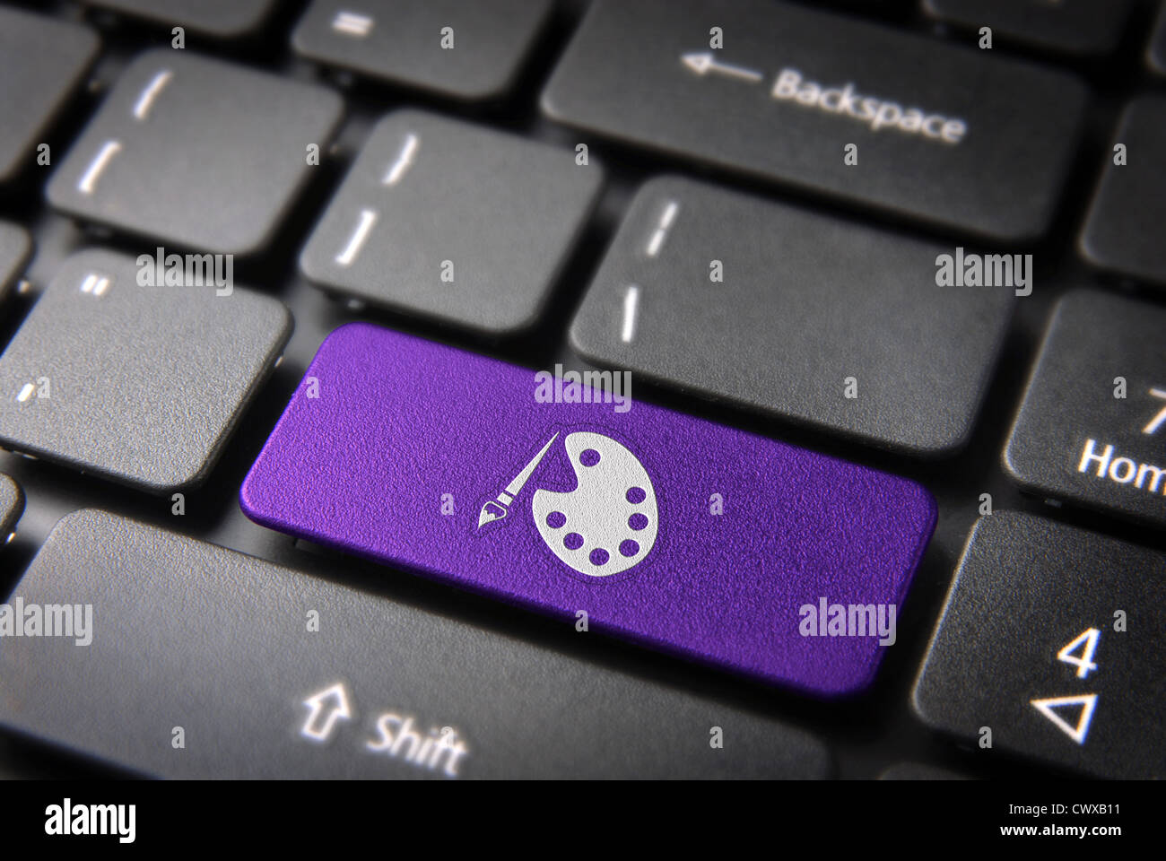 Peinture art touche avec l'icône de la palette de peinture sur clavier d'ordinateur portable. Inclus chemin de détourage, de sorte que vous pouvez facilement le modifier. Banque D'Images