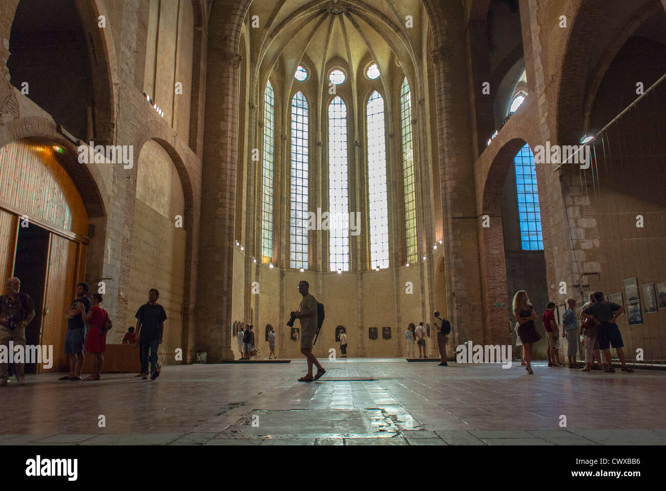 Perpignan, France, touristes visitant Inside Expositions, à Visa pour l'image, Festival International de Photographie photojournaliste, dans la Vieille Eglise, LE COUVENT DES DOMINICAINS Banque D'Images