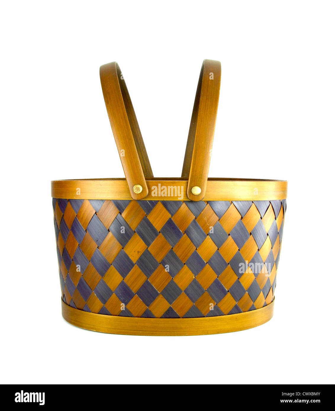 Petit panier en bois isolé sur fond blanc Banque D'Images