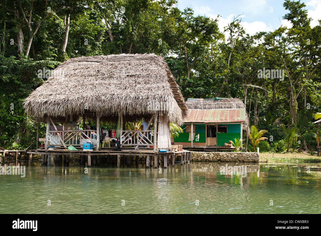 Les Garifuna maya personnes logement boisé sur le lac d'Izabal, Lago de Izabal, Guatemala. Banque D'Images