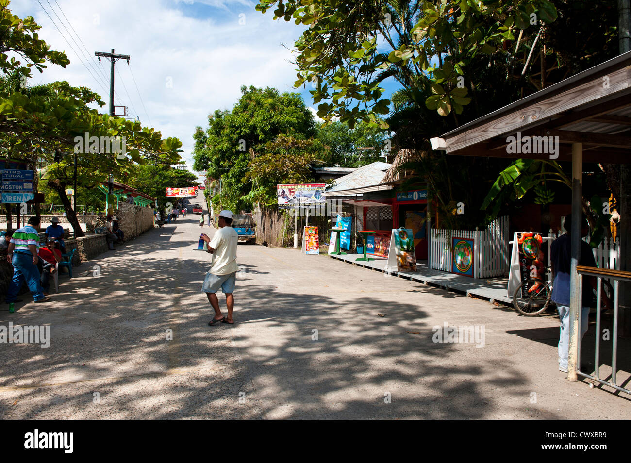 Les gens foule rue principale au centre-ville de Livingston Garifuna une ville africaine sur le lac d'Izabal, Lago de Izabal, Guatemala. Banque D'Images
