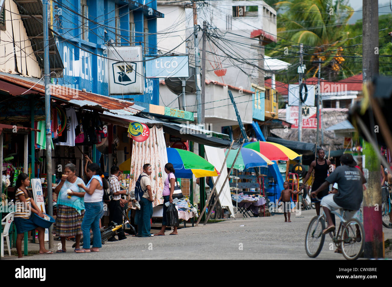 Les gens foule rue principale au centre-ville de Livingston Garifuna une ville africaine sur le lac d'Izabal, Lago de Izabal, Guatemala. Banque D'Images