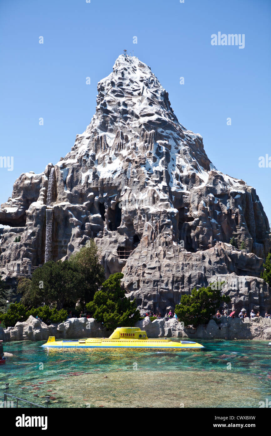 Parcs à Disneyland, Anaheim, Californie. Matterhorn et Finding Nemo Submarine Voyage Banque D'Images