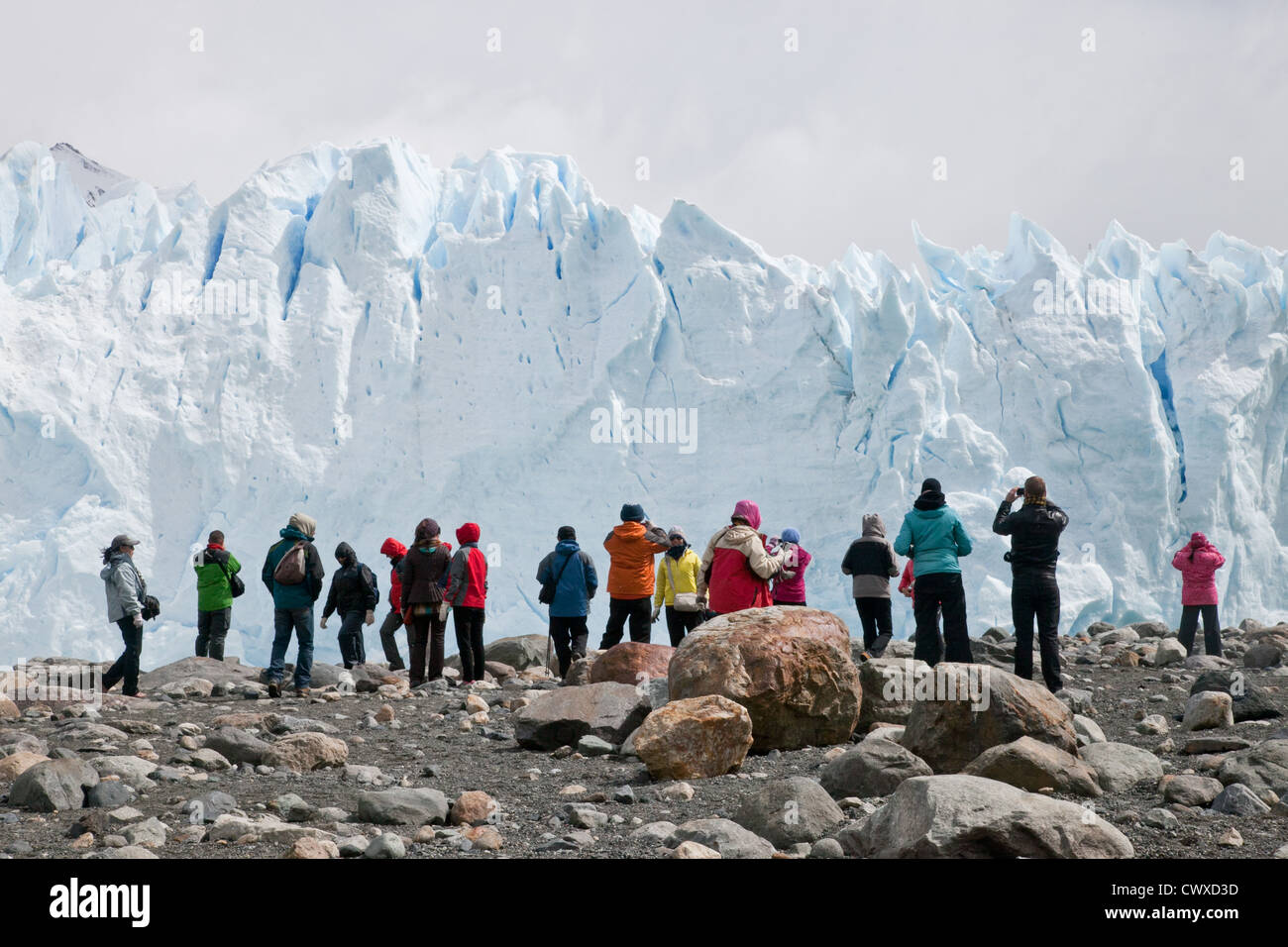 Les touristes se rassemblent à la base du Glacier Perito Moreno, près d'El Calafate, Argentine Banque D'Images