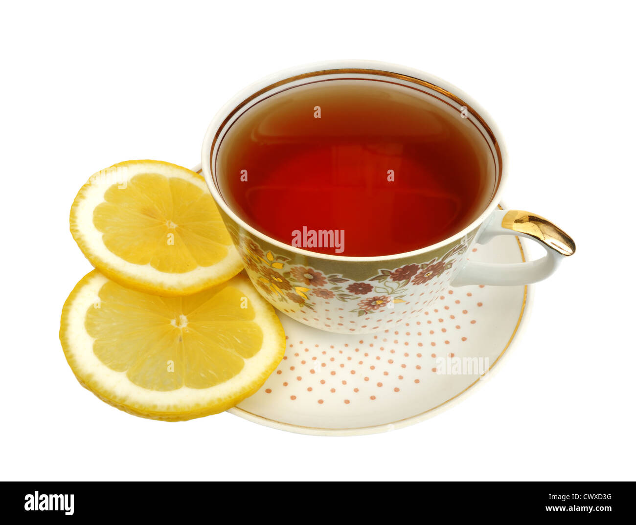 Une tasse de thé et des tranches de citron sur un fond blanc, isolé Banque D'Images