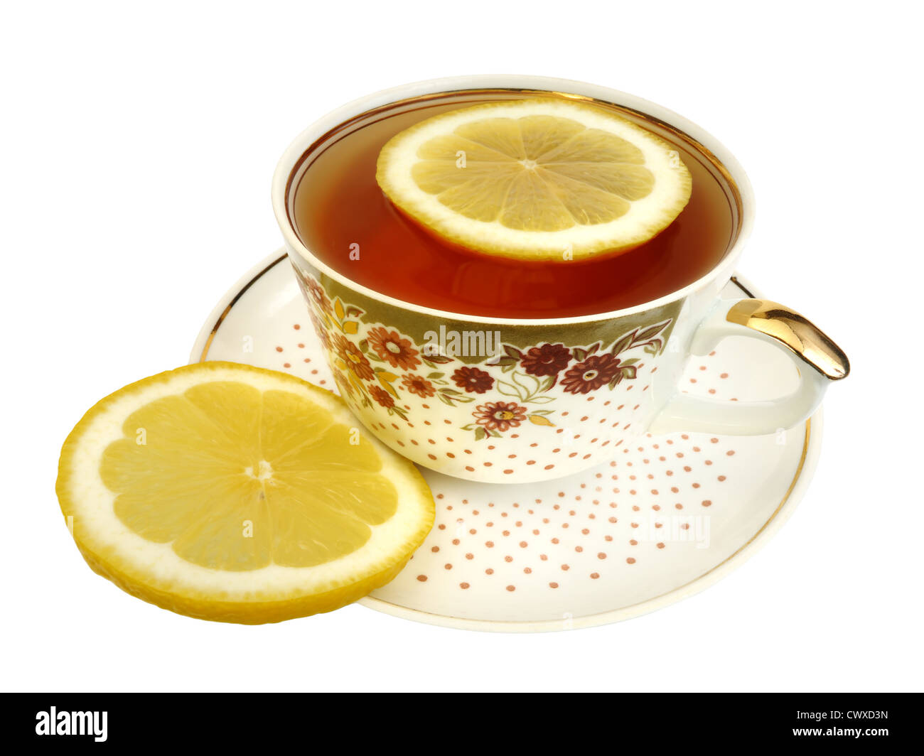 Une tasse de thé et des tranches de citron sur un fond blanc, isolé Banque D'Images