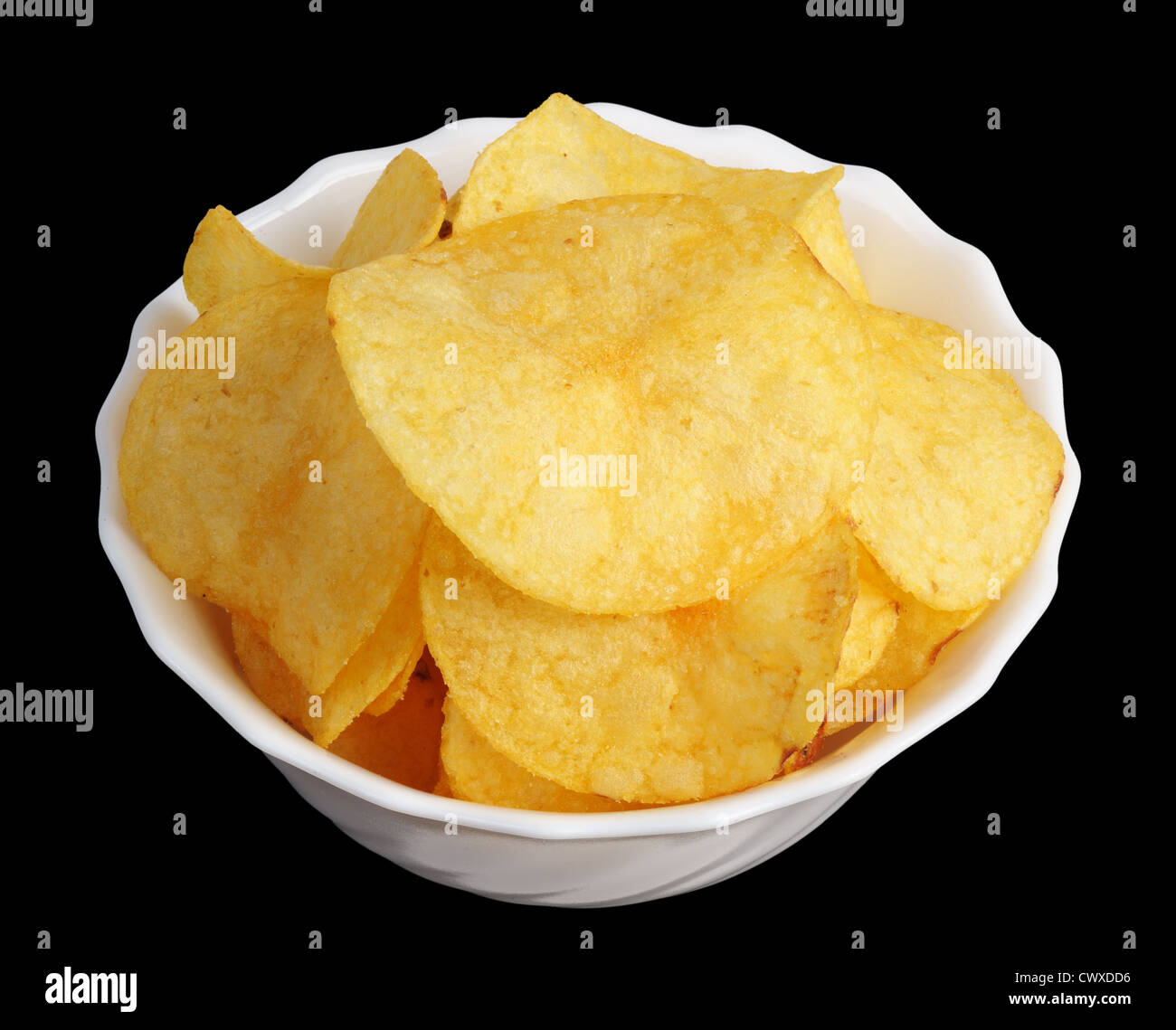 Croustilles de pommes de terre dans une tasse blanche sur fond noir, isolé Banque D'Images