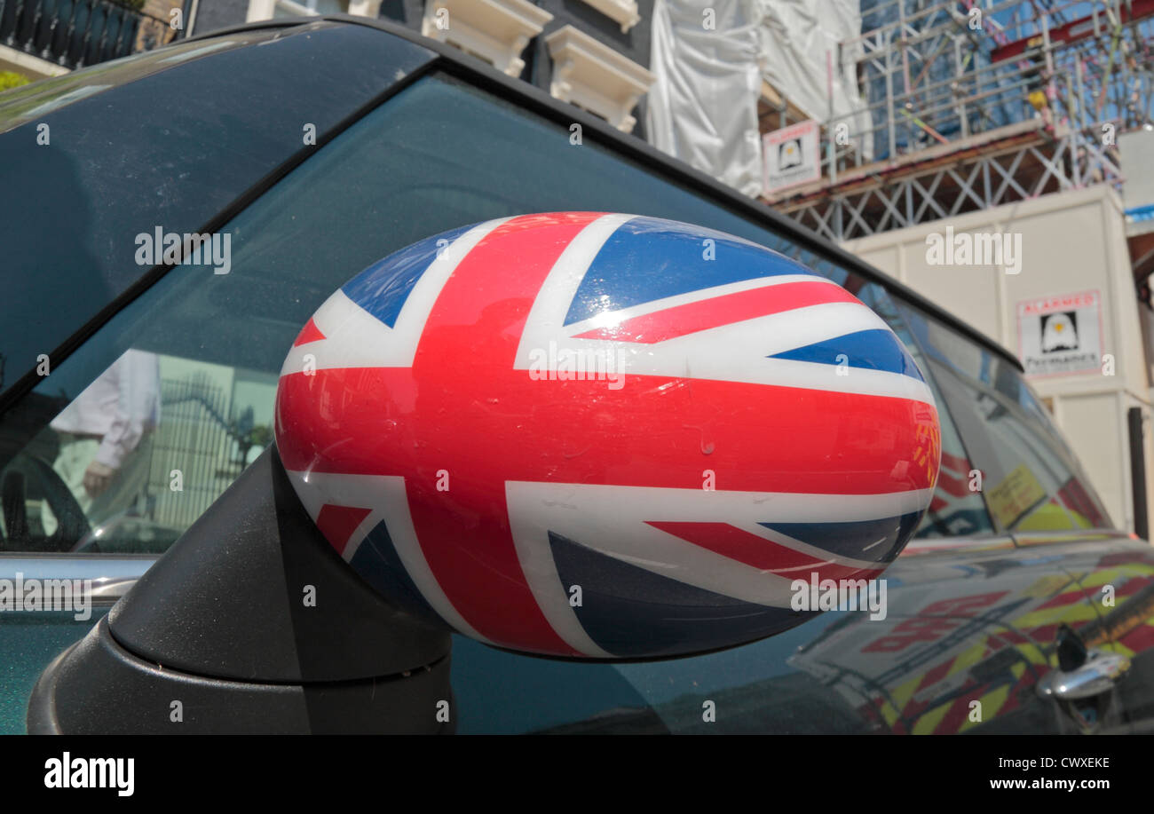 Gros plan d'une aile de voiture recouverte de miroir de l'Union Flag, Londres, Royaume-Uni. Banque D'Images
