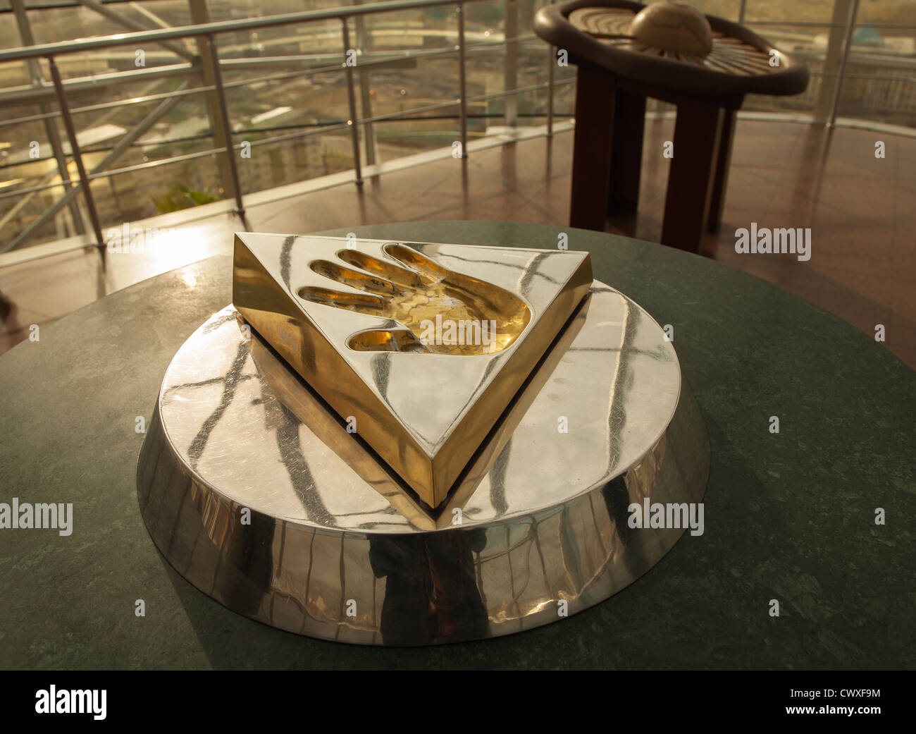 Nur-Sultan (Astana), capitale du Kazakhstan : à l'intérieur du pont d'observation Bayterek, empreinte dorée de la main droite de Nursultan Nazarbayev Banque D'Images