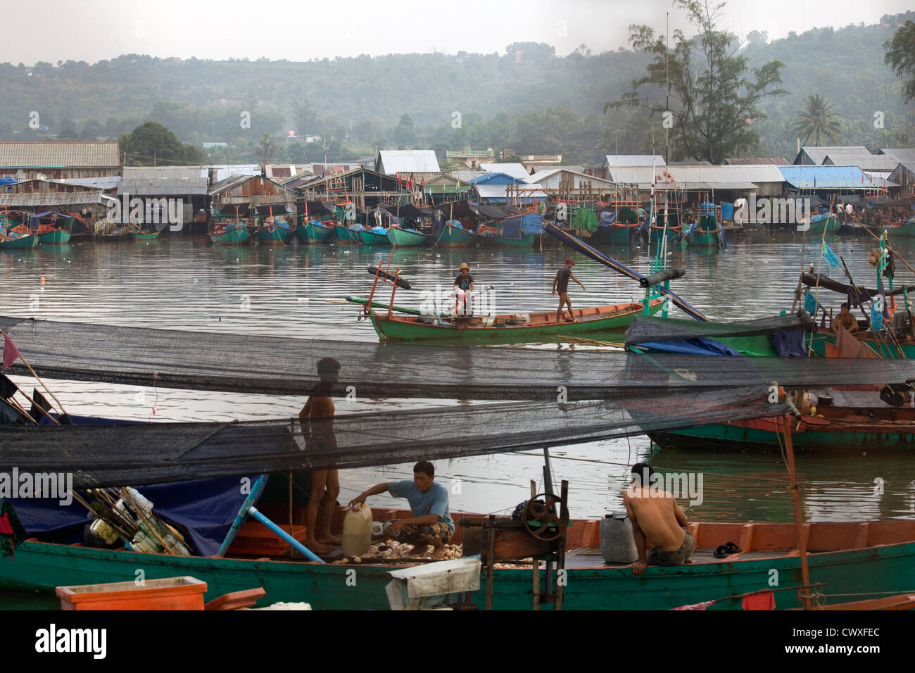 Un village de pêcheurs animé avec des bateaux en bois et maisons sur pilotis, Sihanoukville, Cambodge, en Asie du sud-est Banque D'Images