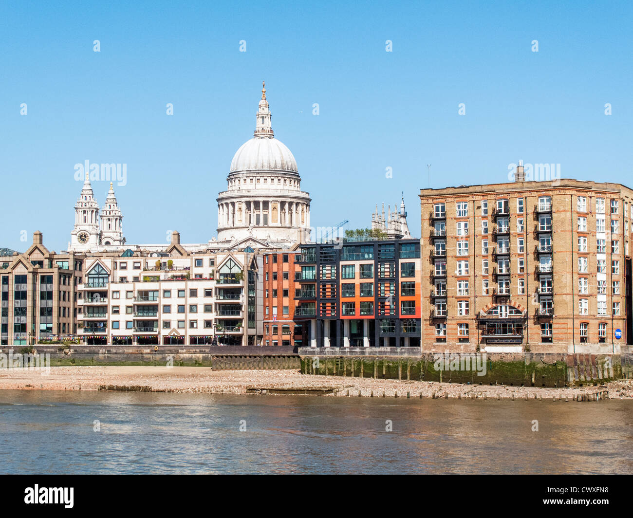 La Cathédrale St Paul, à Londres, Angleterre - vue de la rive sud de la digue Banque D'Images