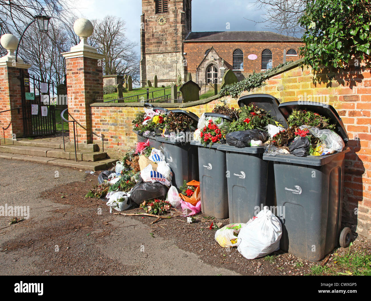 Les fleurs mortes jetés dans les bacs à l'extérieur de l'enclos paroissial de wheeling à l'église paroissiale de All Saints' Church Lawton Cheshire Angleterre Banque D'Images
