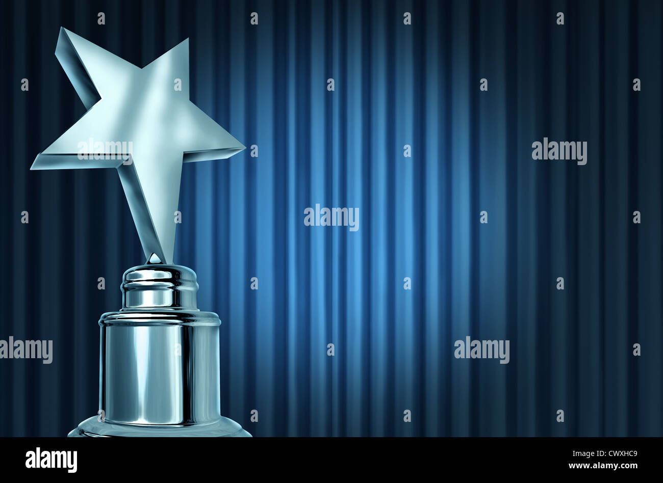 Le prix de l'étoile d'argent sur les rideaux ou tentures de velours bleu avec un spot light qui représente une réalisation Prix trophée sur une scène de théâtre au cours d'une cérémonie pour célébrer le gagnant de l'honneur. Banque D'Images