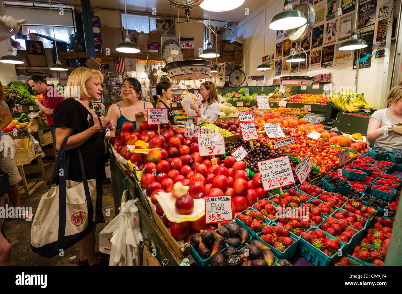 Seattle, à l'intérieur du marché de Pike place, États-Unis - avec des gens qui achètent de la nourriture sur les étals du marché Banque D'Images