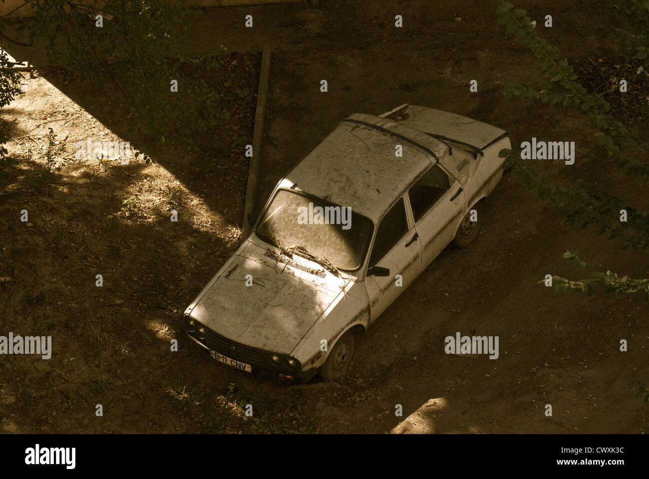 La mort de la belle américaine au. Une vieille Dacia pourrit lentement oublié loin dans son "cimetière" à la suite d'un bloc d'appartements. Banque D'Images