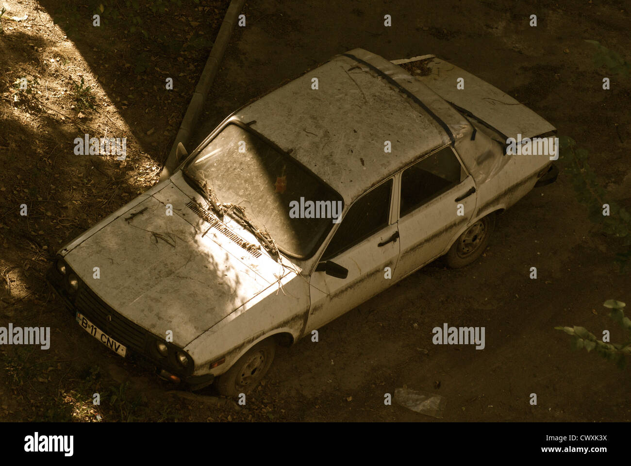 La mort de la belle américaine au. Une vieille Dacia pourrit lentement oublié loin dans son "cimetière" à la suite d'un bloc d'appartements. Banque D'Images