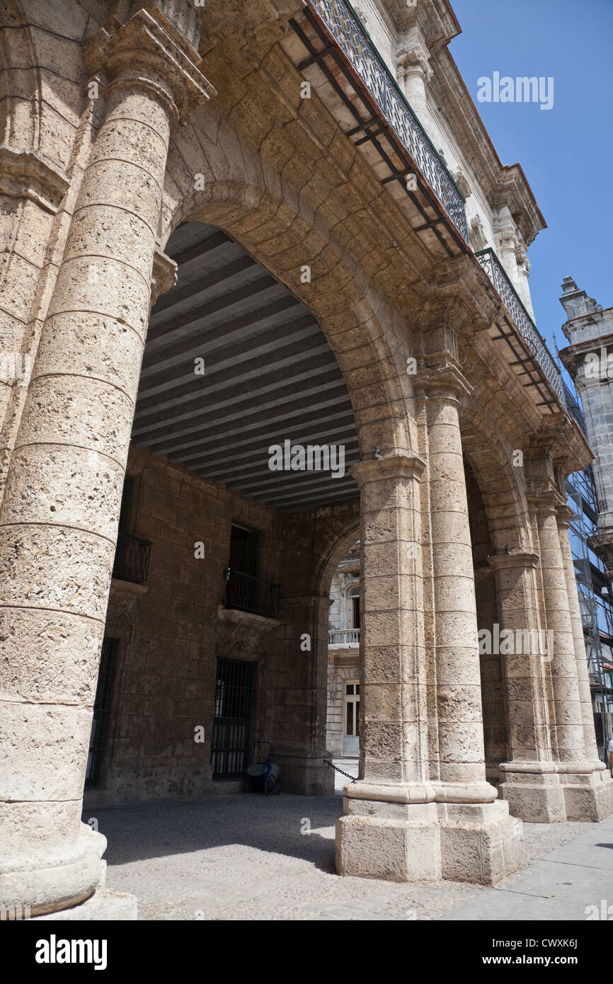 Situé juste à côté de la Plaza de Armas, l'ancienne résidence officielle des gouverneurs est aujourd'hui le Musée de la ville de La Havane. Banque D'Images