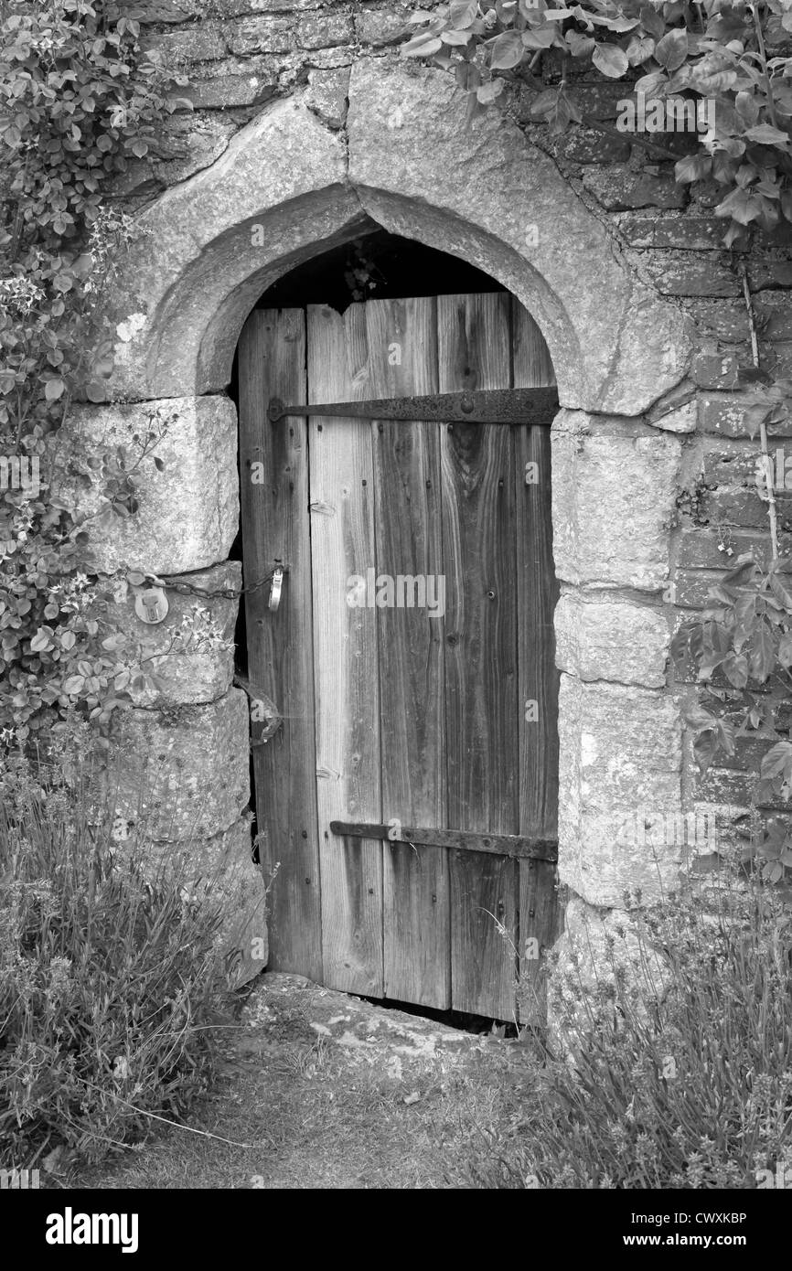 Vieille porte en bois en noir et blanc, Penshurst Place, Kent, UK Banque D'Images