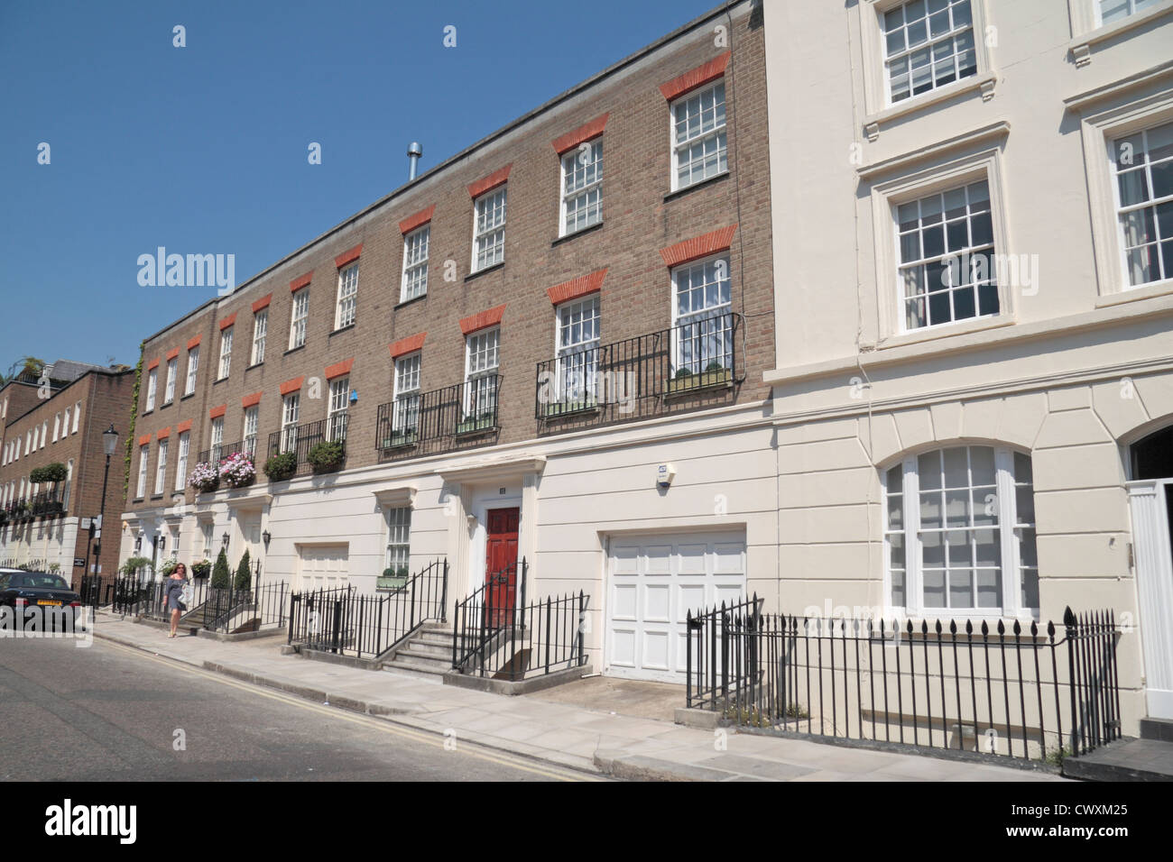 Vue d'une résidence sur la rue Bourne, Belgravia, City of Westminster, London, W1W, UK. Banque D'Images