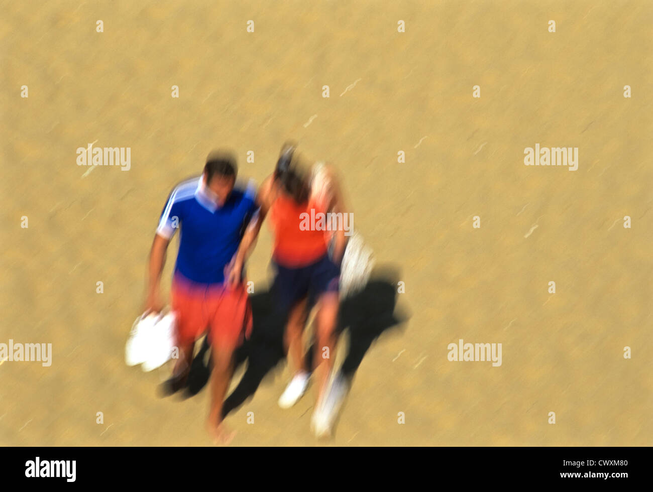 8092. Couple on beach (soft focus), Méditerranée, Europe Banque D'Images