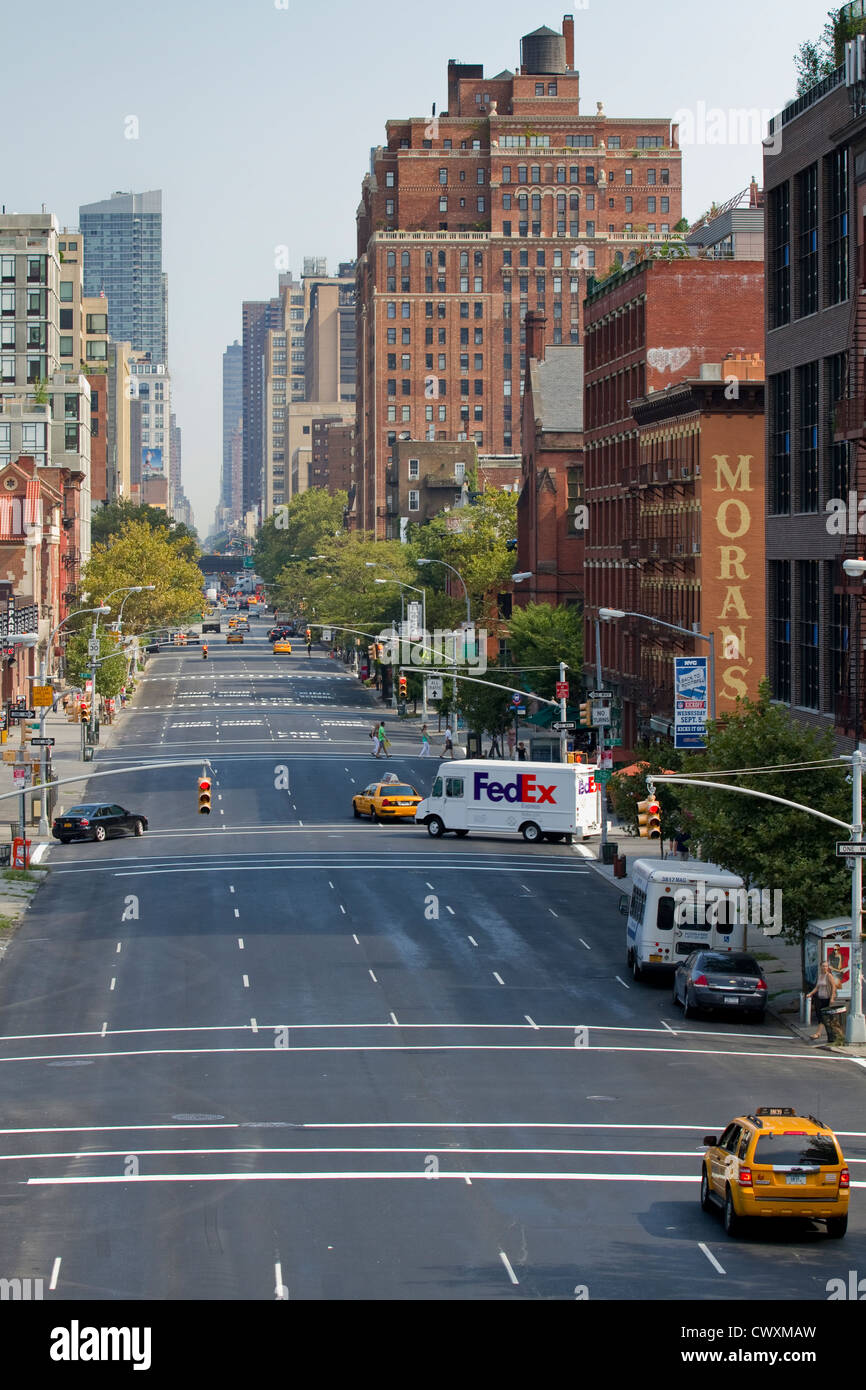 Une vue vers le haut de la 10e Avenue, vu de l'théâtre urbain au parc High Line. Banque D'Images