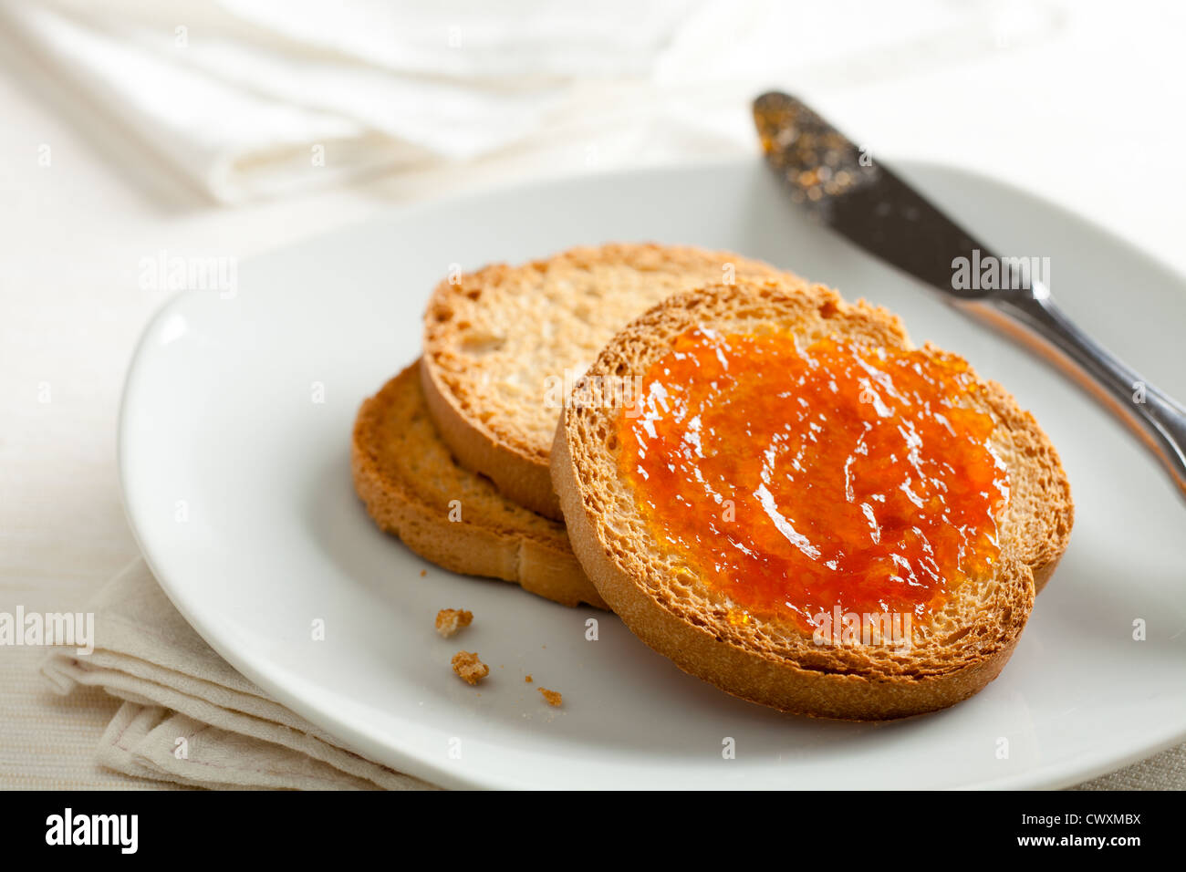 "Fette Biscottate" (pain grillé) avec confiture d'abricot Banque D'Images