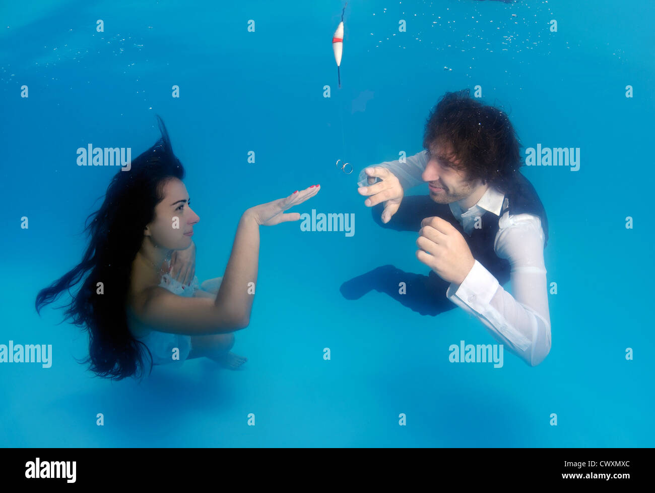 Mariés, anneau, mariage subaquatique dans la piscine, Odessa, Ukraine, Europe de l'Est Banque D'Images